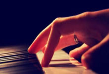 金年会体育:西班牙主帥恩裏克表示今天的球場狀況不太好影響了球員們控球.